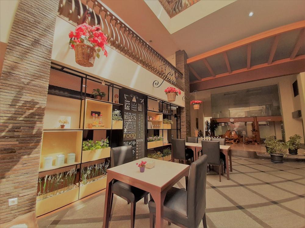 The Palais Hotel Dago Бандунг Экстерьер фото